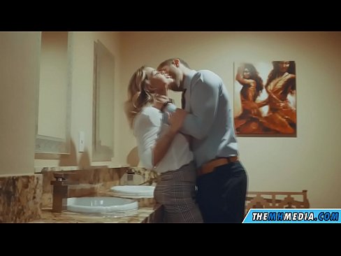 ❤️ Όταν μια πλούσια ξανθιά σε αποπλανεί σε μια δημόσια τουαλέτα ❤️❌ Σεξ βίντεο